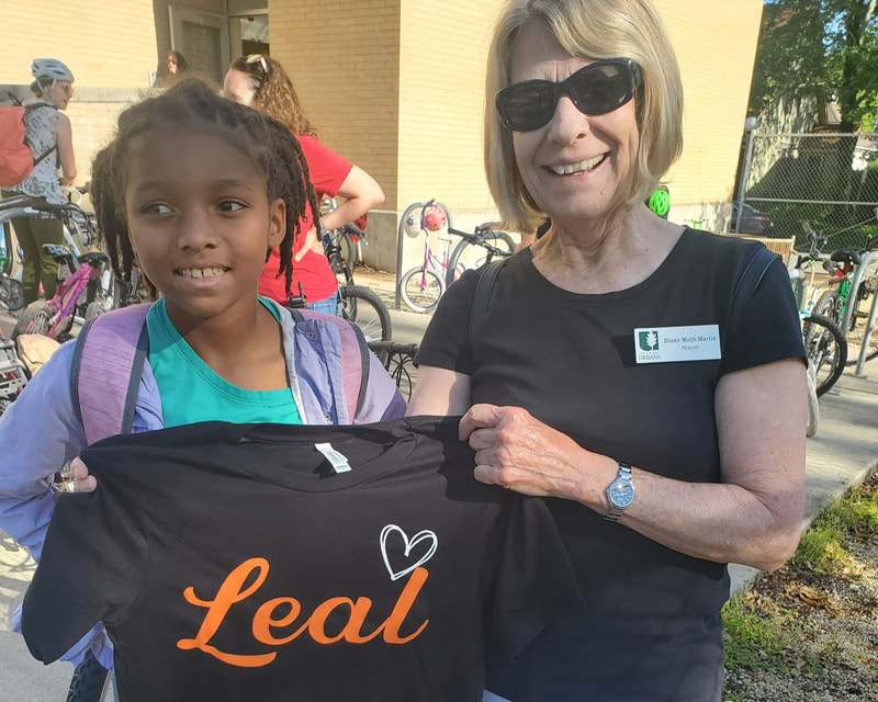 Ava, a student at Leal Elementary, poses with Urbana Mayor Diane Marlin.